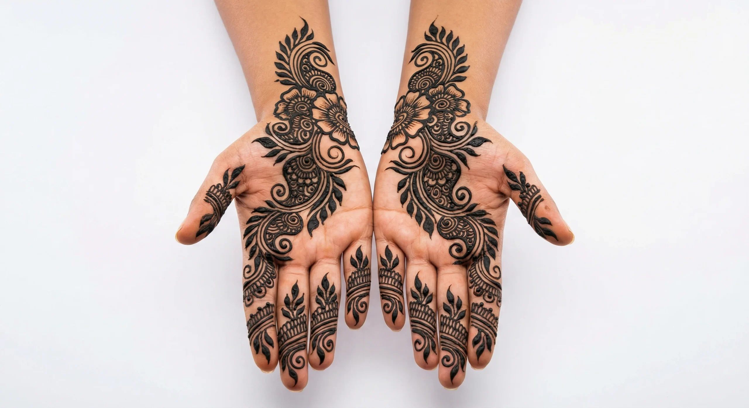 Beautiful Arabic diagonal pattern mehndi design featuring intricate henna artwork