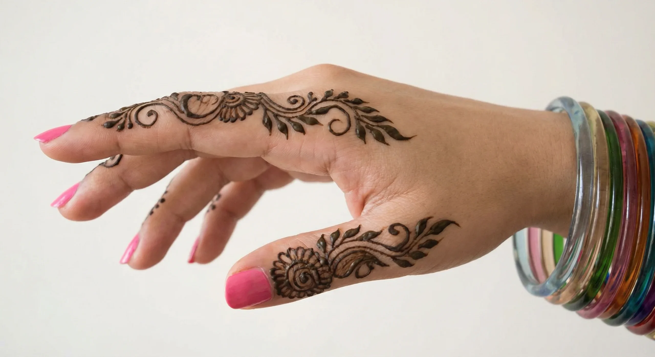 Artistic finger mehndi design with elegant chain links and floral henna artwork