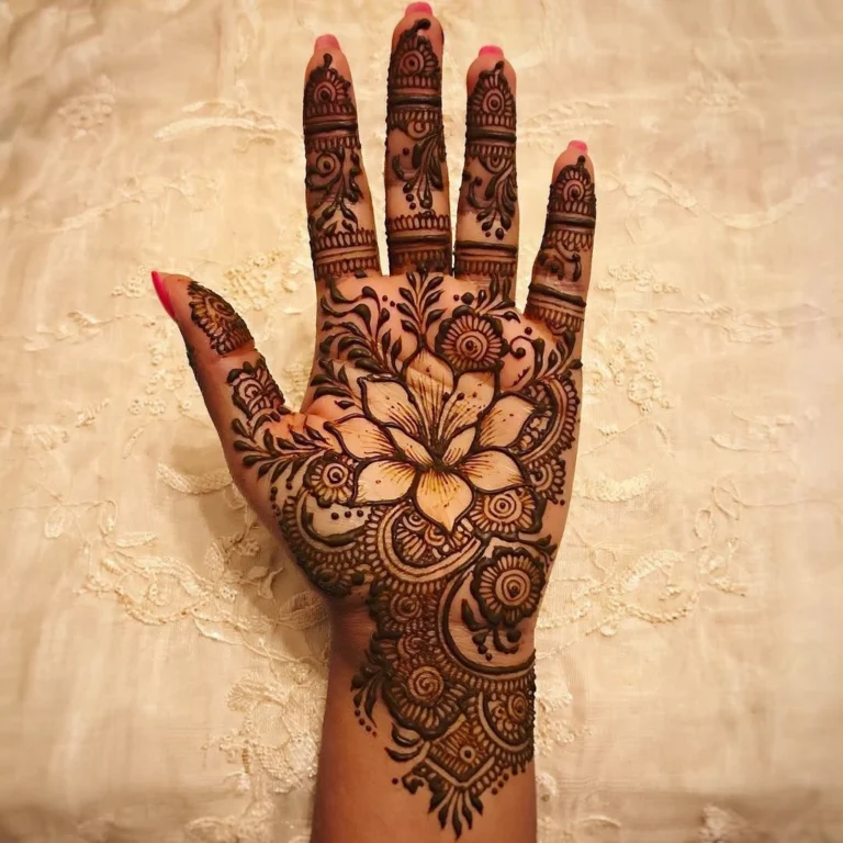 Latest easy pattern mehndi design with elegant floral henna artwork